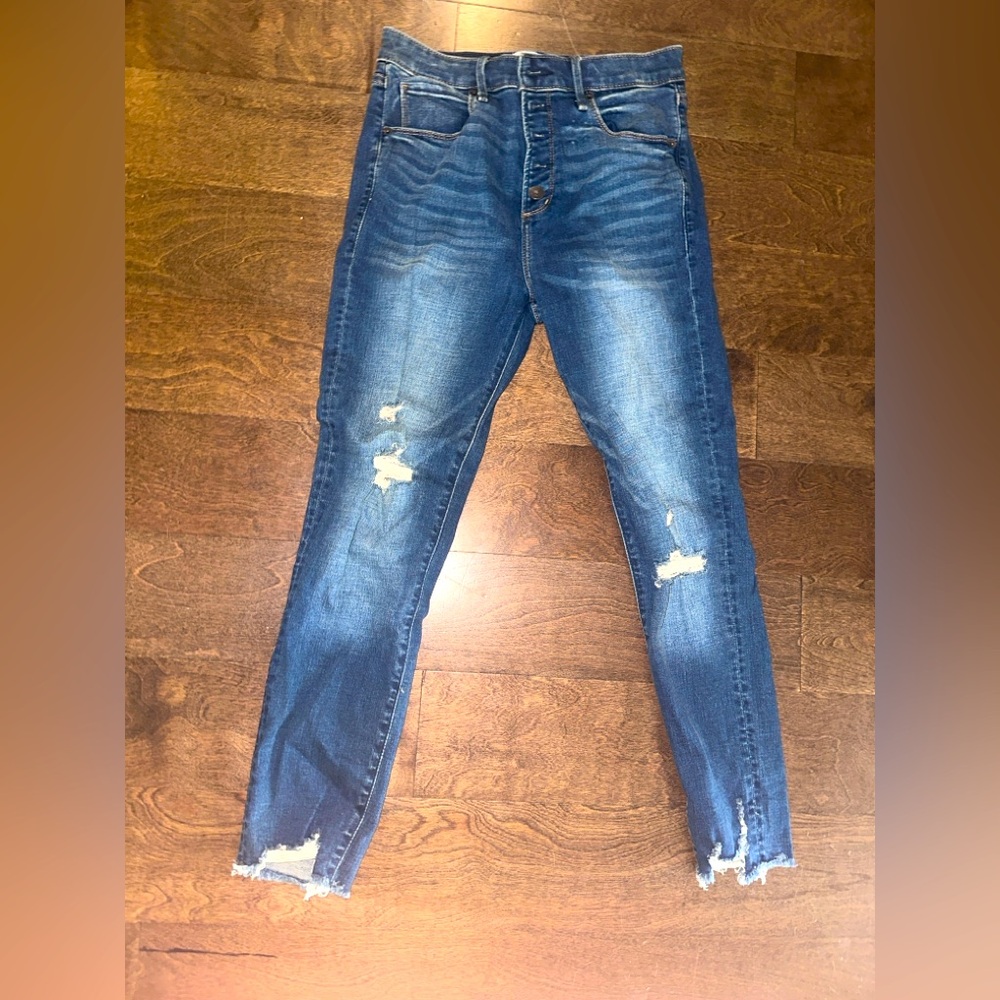 Abercrombie Distressed Button Front Ankle Skinny Jeans. Medium wash. Size 28/6.